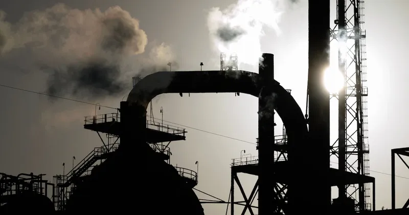 Dudas sobre el acuerdo entre Irán y Omán para reabrir Ormuz impulsan al petróleo