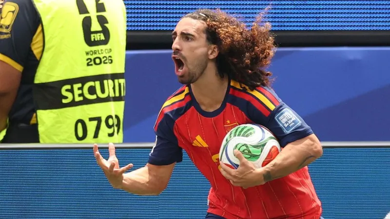 Así se ve Luis de la Fuente en la piel de Marc Cucurella