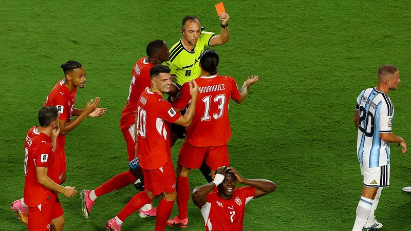 Los 4 jugadores que vieron la roja por simular en un Mundial