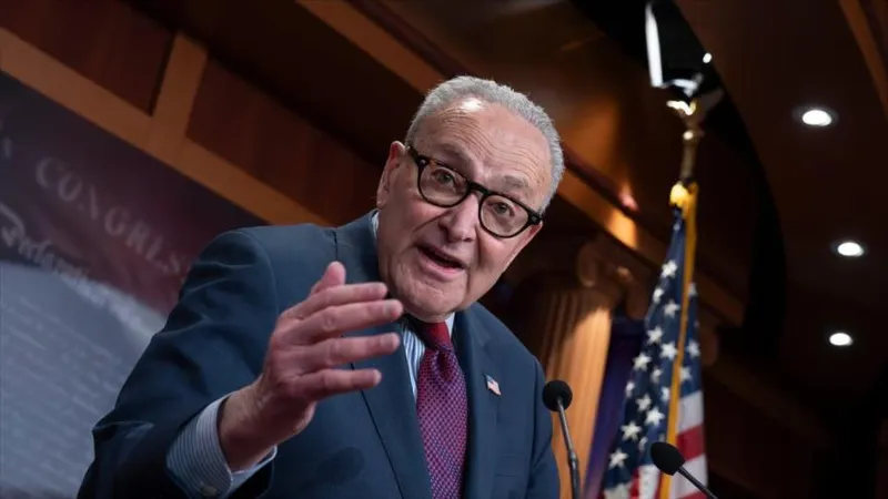 Schumer: los estadounidenses necesitan botes salvavidas, no la Flota Dorada de Trump