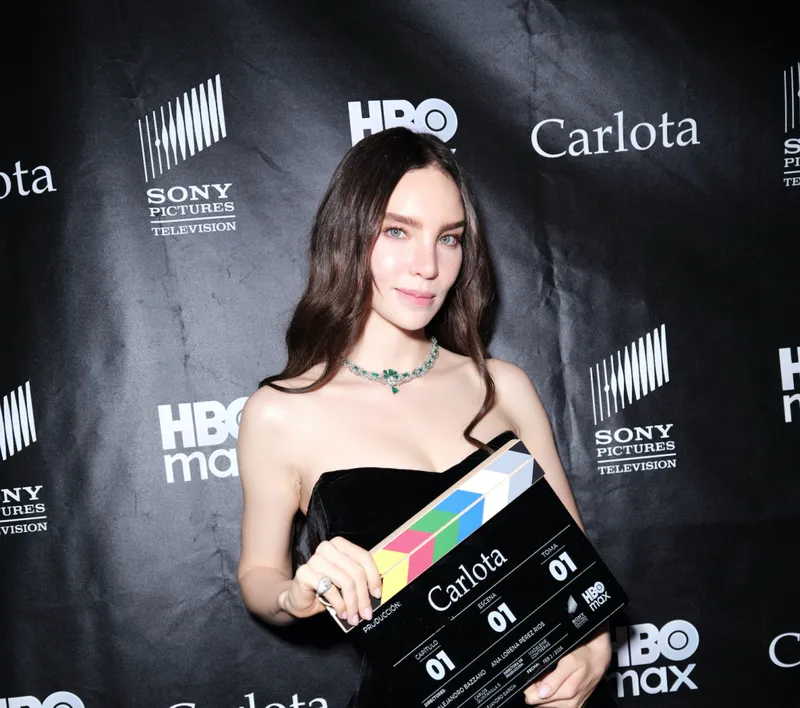 Se publican nuevas imágenes de Belinda como Carlota previo al estreno de la serie