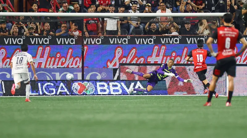 Gilberto Mora vacuna a Pumas con doblete y patea el avispero contra proyecto de Esteban Solari