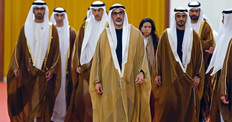 Príncipe heredero de Abu Dhabi invierte miles de millones de dólares para eludir control de Irán sobre el estrecho de Ormuz