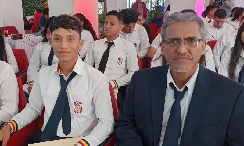 Docentes nicas reciben títulos en seis áreas de especialización