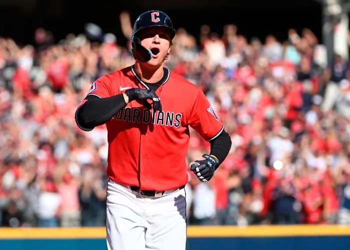 Con Jonrón de Halpin, Guardianes vencen 3-2 a Rays y lideran 2-1 la serie