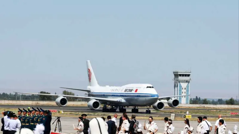 Xi Jinping llega a Biskek para asistir a cumbre de OCS y realizar visita de Estado a Kirguistán