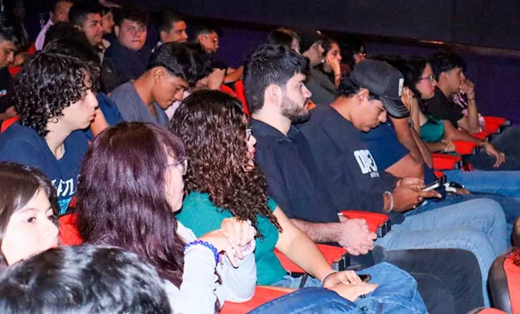 Acreditan a jóvenes en cine documental