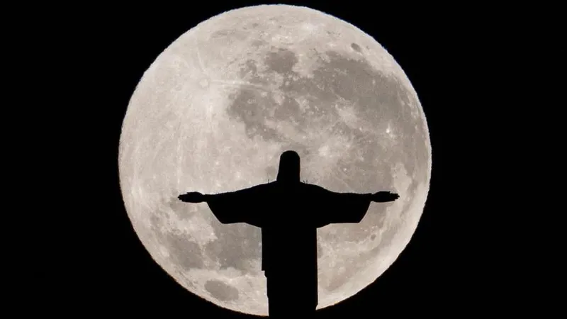 Las imágenes más destacadas del eclipse parcial de Luna en todo el mundo