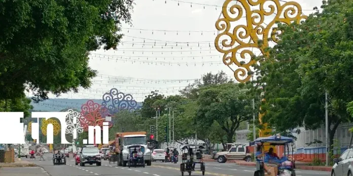 Managua comienza a vestirse de Navidad con luces en la avenida Bolívar