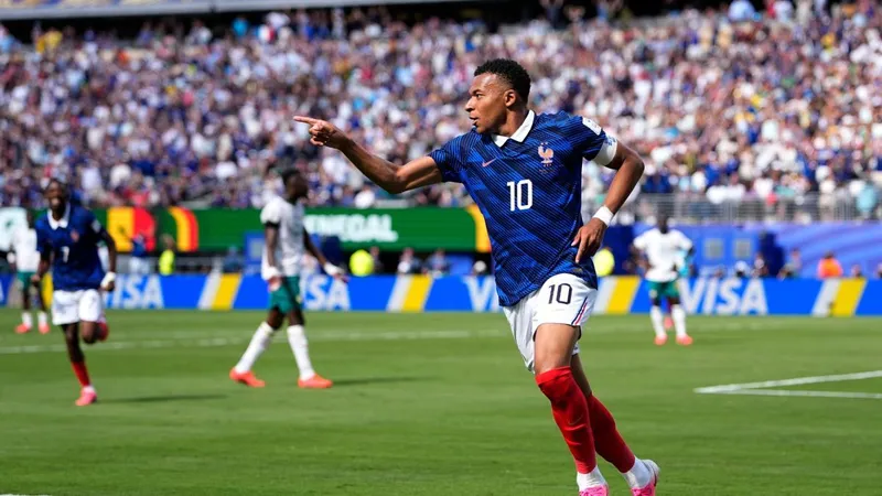 Mbappé marca el 1-0 tras una genialidad de Olise y ya mira de reojo al récord de Klose