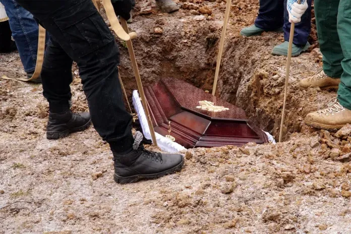 Finge su muerte y organiza funeral, para evitar ir a la cárcel