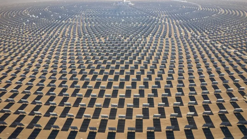 A 4.650 metros de altura, con viento extremo y frío constante, China terminó de instalar casi 16.000 espejos apuntando al mismo punto: la planta termosolar más alta del mundo