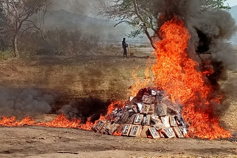 Policía Nacional incinera casi 700 kilos de cocaína