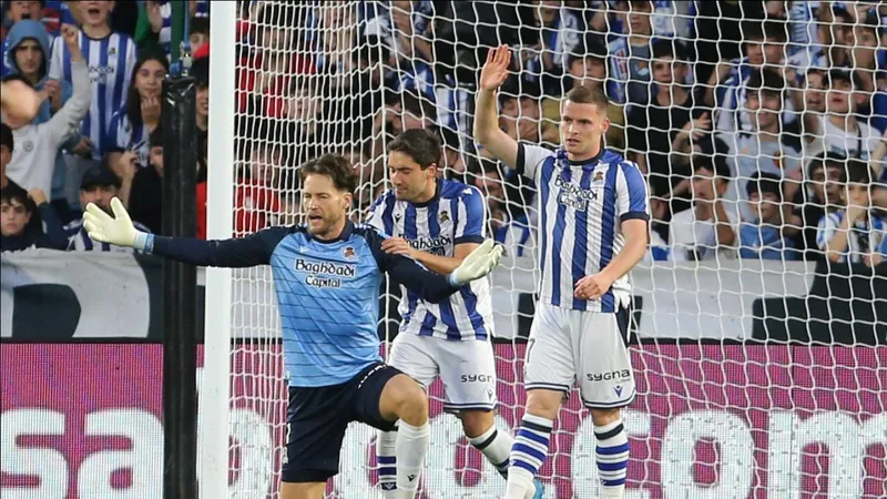 La Real Sociedad abre la puerta a la salida de Álex Remiro