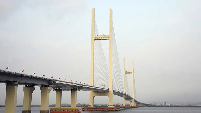 Se abre al tráfico el nuevo puente sobre el río Yalu que une a ambos países