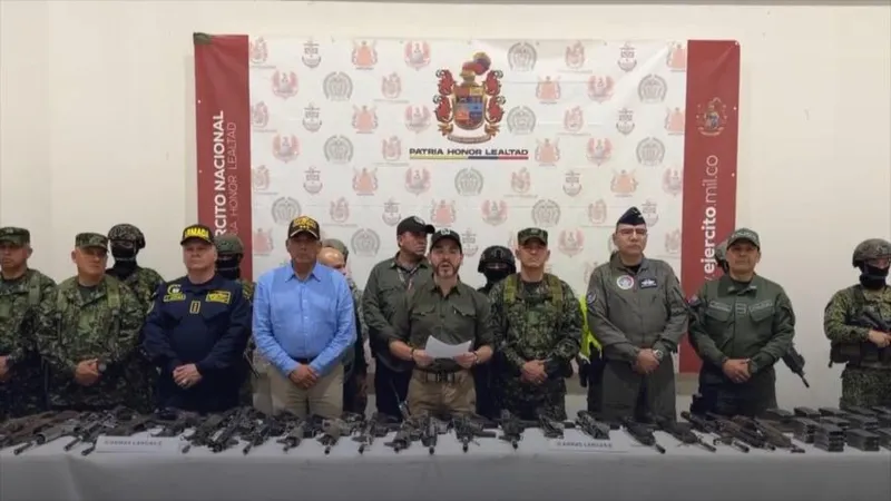 Juez de Colombia suspende bombardeos del gobierno