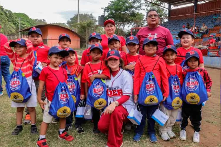 Entregan uniformes a Infantiles Indios del Bóer