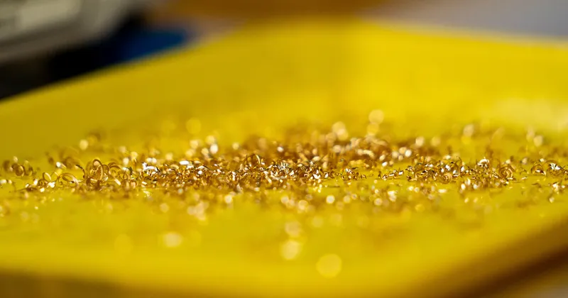 El oro prolonga su caída ante las señales contradictorias entre EE.UU. e Irán