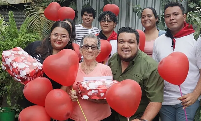 Madres de héroes y mártires reciben obsequios previo al 30 de mayo