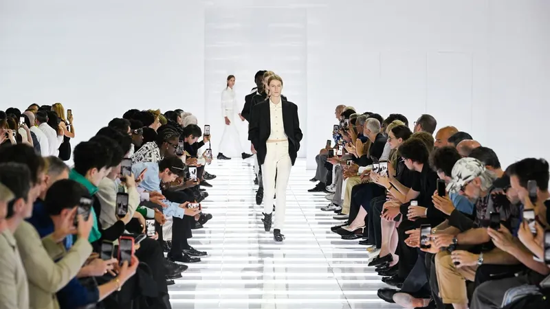 'Skinny jeans' y gafas asimétricas: así es la propuesta masculina de Prada SS27
