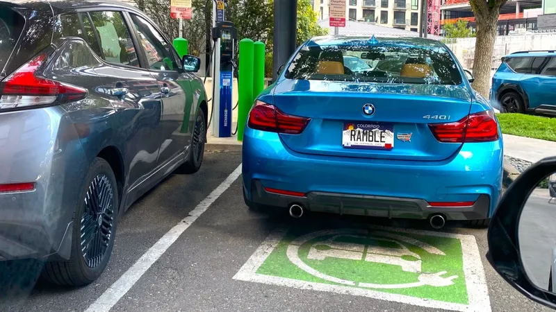 Giro inesperado en Países Bajos: los gasolina ocuparán plazas con cargador... pero esta paradoja impulsa a los eléctricos