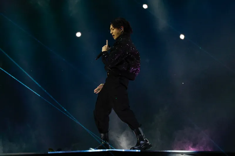 Mujer es arrestada por acosar a integrante de la banda de K-pop BTS