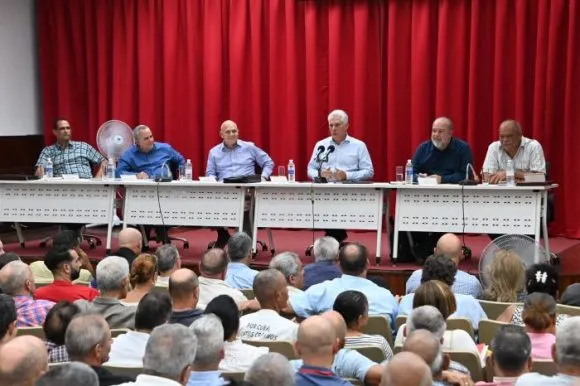 Visita partidista al sector de la energía en Cuba