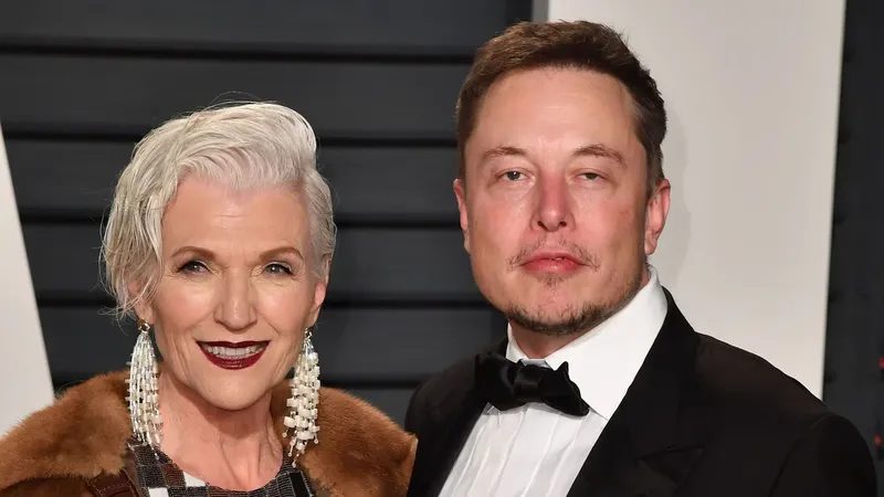 Elon Musk presenta su coche volador y su madre, Maye, no oculta su orgullo