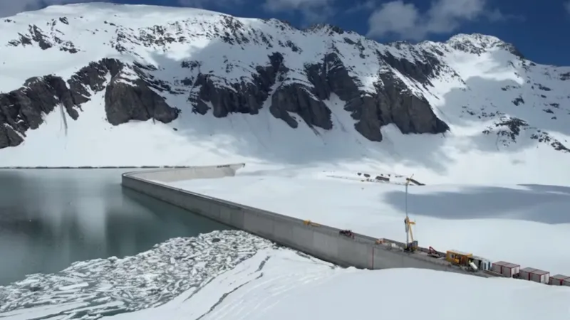 Suiza instaló casi 5.000 paneles solares a 2.500 metros de altura: el lugar parece absurdo hasta que llega el invierno