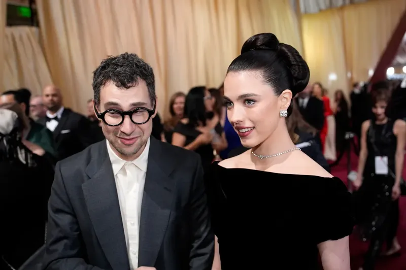 Representante de Margaret Qualley desmiente infidelidad en su separación