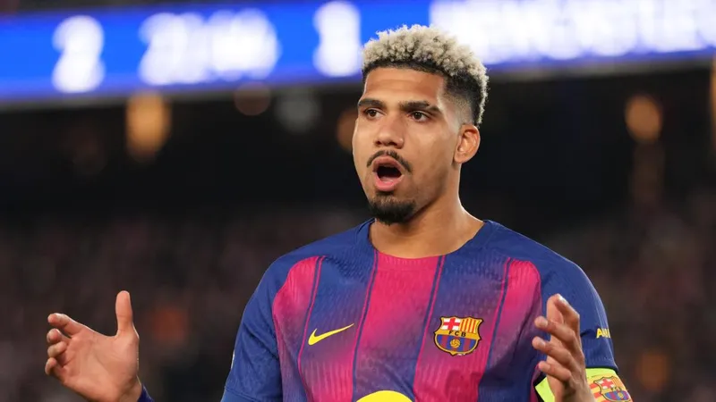 Araujo cumple con su promesa y aparece con un look mundialista en la cena con el Barça
