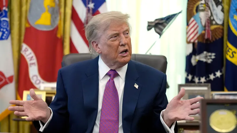 Trump critica a Fox News por cobertura sobre Irán y presentador responde