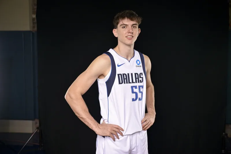Sergio de Larrea se estrena con los Mavs