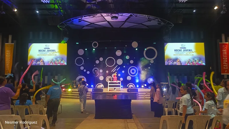 Jóvenes celebran noche de avivamiento cristiano con música y danza en saludo a la Semana de la Juventud