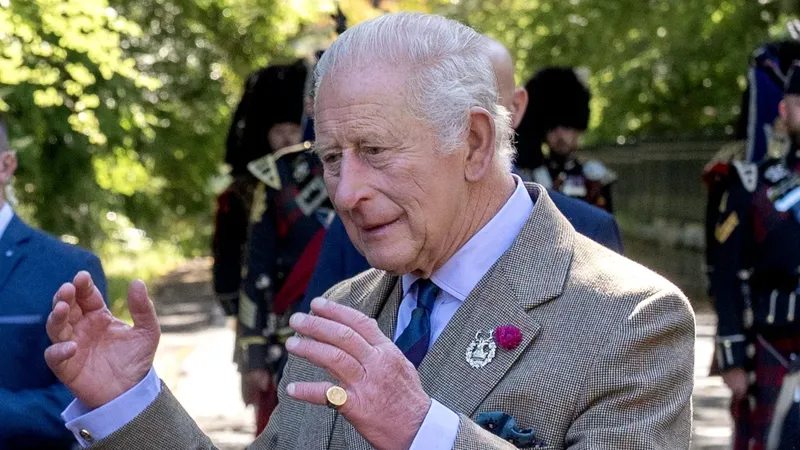 El rey Carlos ve un 'rostro familiar' entre la multitud en Balmoral tras recibir noticias sobre el príncipe Harry