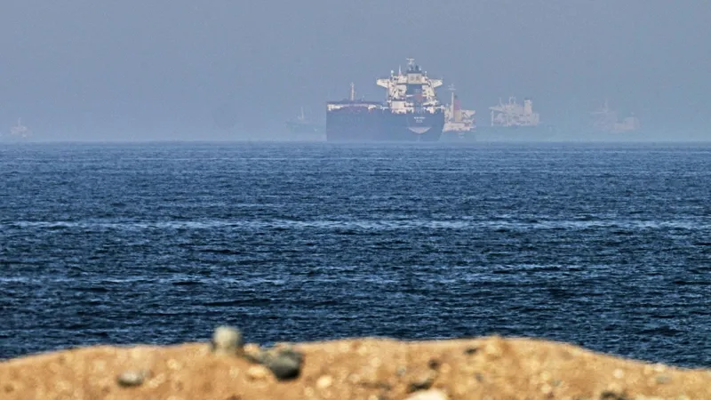 Los 'petroleros fantasmas' no compensan la caída de los suministros por Ormuz, constata un experto