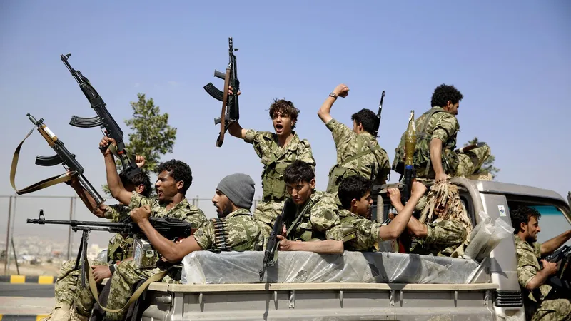 Los hutíes de Yemen anuncian un bloqueo marítimo contra Arabia Saudita, según su portavoz militar