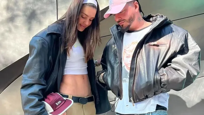 J Balvin y Valentina Ferrer celebran los cinco años de su hijo Rio con fiesta temática de 'Godzilla'