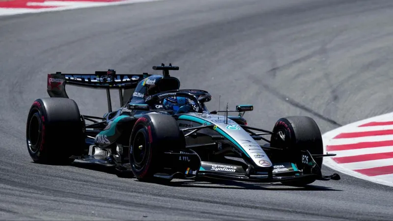 Russell, pole ante un gran Hamilton; Sainz, lejos y Alonso, atrás