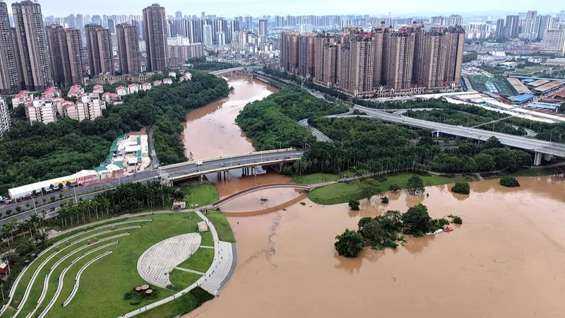 China en alerta máxima por lluvias torrenciales, con tres tifones en activo a la vez