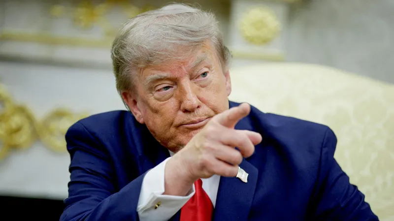 Trump advierte que EEUU golpeará "con mucha fuerza" cualquier instalación nuclear iraní