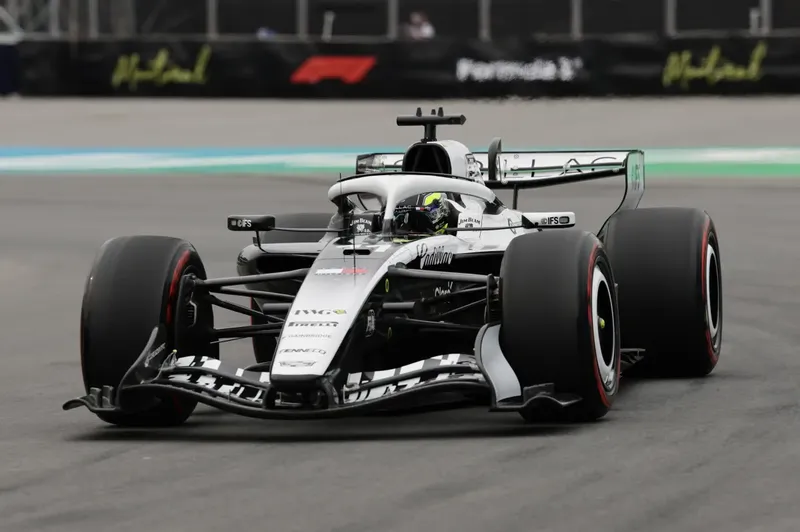 Checo Pérez abandona su primera carrera desde su regreso a la F1