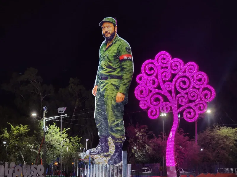 Concluyen e iluminan monumental escultura dedicada al Comandante Fidel Castro