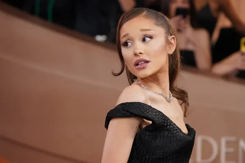 Tras su ruptura con Ethan Slater, Ariana Grande rompió a llorar en pleno concierto