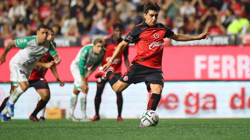 Gilberto Mora no necesitó brillar para darle el liderato a los Xolos de Tijuana