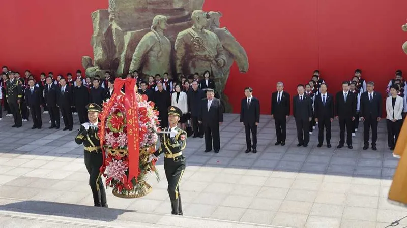 Wang Huning acompaña a Kim Jong Un durante una visita a Dandong, la provincia de Liaoning