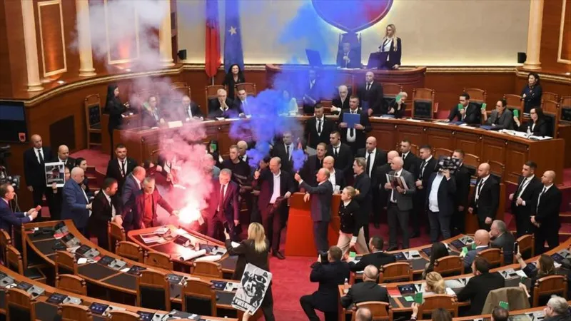 Diputados albaneses protestan en el Parlamento contra la violencia policial