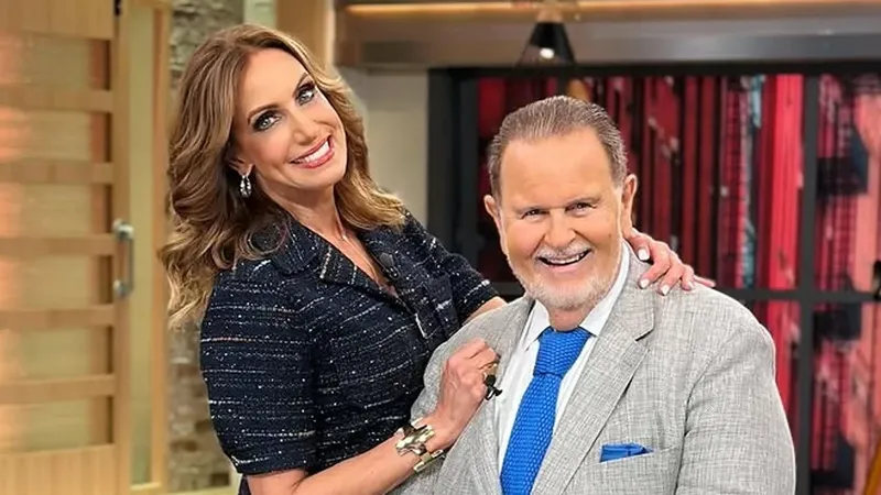 Con un abrazo, Lili Estefan y Raúl de Molina reaparecen juntos tras su polémico desacuerdo en vivo