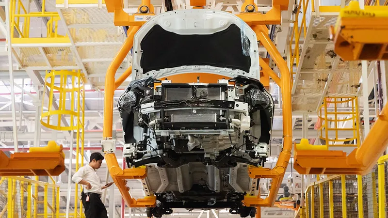 Paradójicamente, este potente país no es capaz de producir la cantidad de motos y coches eléctricos que demandan sus ciudadanos