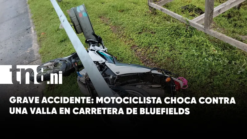 Motociclista grave tras impactar contra una valla en la carretera de Bluefields